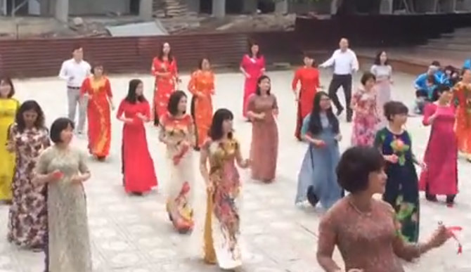 Các thầy cô giáo nhảy cha cha cha cực đẹp cho học sinh chiêm ngưỡng