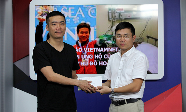 Báo VietNamNet trao tiền ủng hộ của độc giả cho cơ thủ Đỗ Hoàng Quân