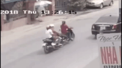 Video cú đánh lái ngoạn mục giữ mạng cho 2 nữ sinh