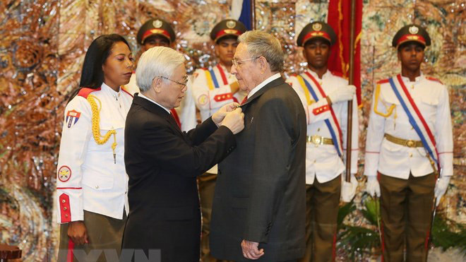 Tổng bí thư trao Huân chương Sao vàng tặng Chủ tịch Cuba