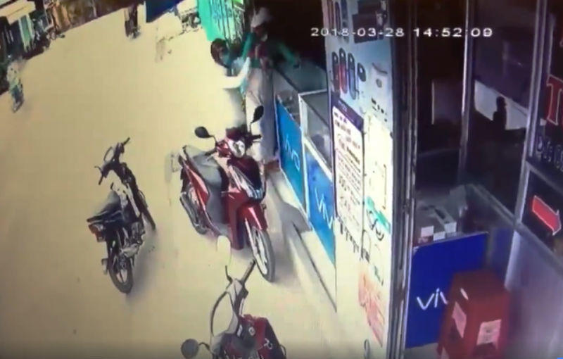Dí dao khống chế phụ nữ, cướp điện thoại giữa ban ngày ở Sài Gòn
