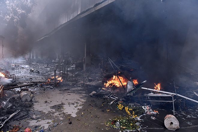 Cháy lớn ở chợ Thanh Liệt, dân đập tường tháo chạy