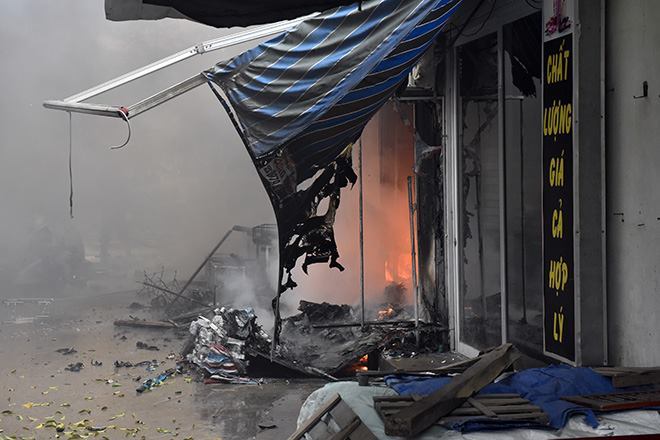 Cháy lớn ở chợ Thanh Liệt, dân đập tường tháo chạy
