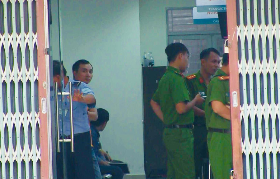 Hai kẻ bịt mặt nghi dùng súng cướp ngân hàng ở Sài Gòn