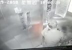 Camera giám sát hé lộ cảnh tượng kinh hoàng trong thang máy