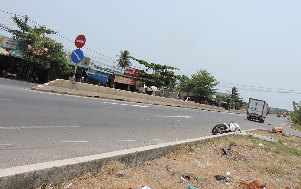 Băng qua đường, 2 vợ chồng bị xe thư báo tông tử vong