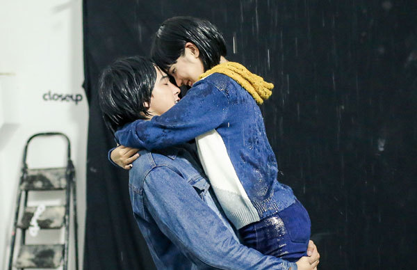 Hoàng Yến Chibi, Tiến Vũ dầm mưa xuyên đêm để hôn nhau