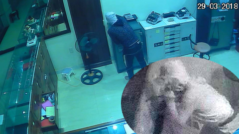 Hình ảnh tên trộm cầm dao đột nhập tiệm vàng trong đêm