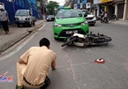 Hà Nội: Taxi va 2 xe máy, 3 người nhập viện