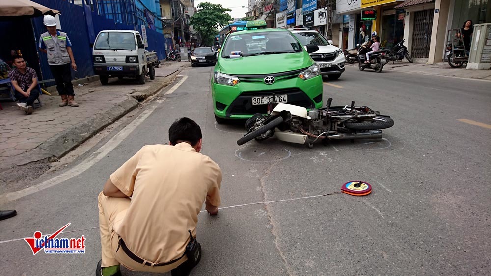 Hà Nội: Taxi va 2 xe máy, 3 người nhập viện