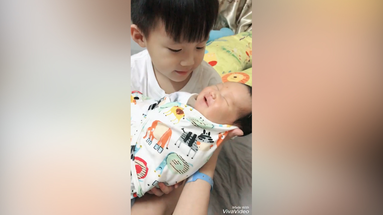 Con trai đầu lòng của Nghiêm Xuân Tú vừa ôm em vừa hát ru