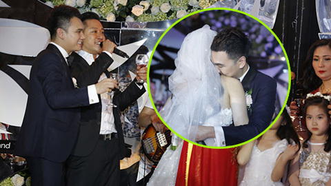 Tuấn Hưng hát 'Nắm lấy tay anh' mừng đám cưới Khắc Việt