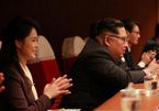 Vợ chồng Kim Jong Un thích thú xem các nữ ca sĩ Hàn biểu diễn