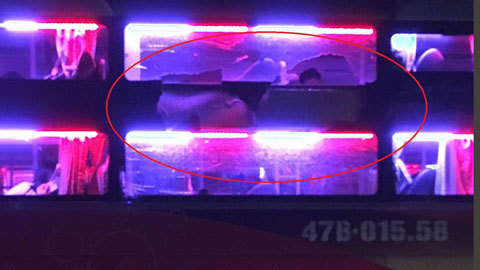 Xe khách bị ném đá vỡ kính, hành khách hoảng loạn