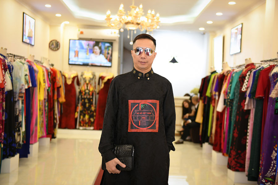 NTK Việt mang áo dài quốc kì đến Cannes