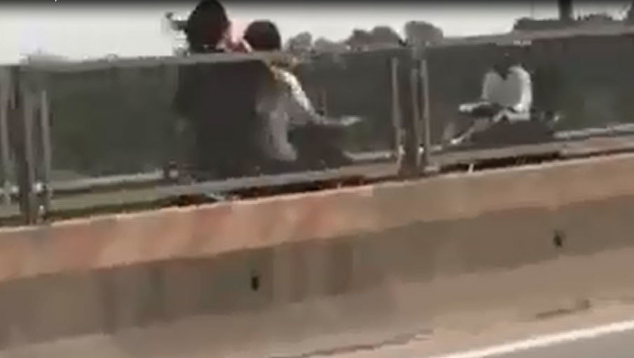 2 cô gái đầu trần, phóng xe ngược chiều bạt mạng trên cao tốc