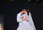 MC Đức Bảo VTV hôn đắm đuối bà xã xinh đẹp trong ngày cưới