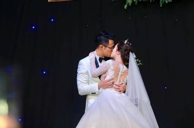MC Đức Bảo VTV hôn đắm đuối bà xã xinh đẹp trong ngày cưới