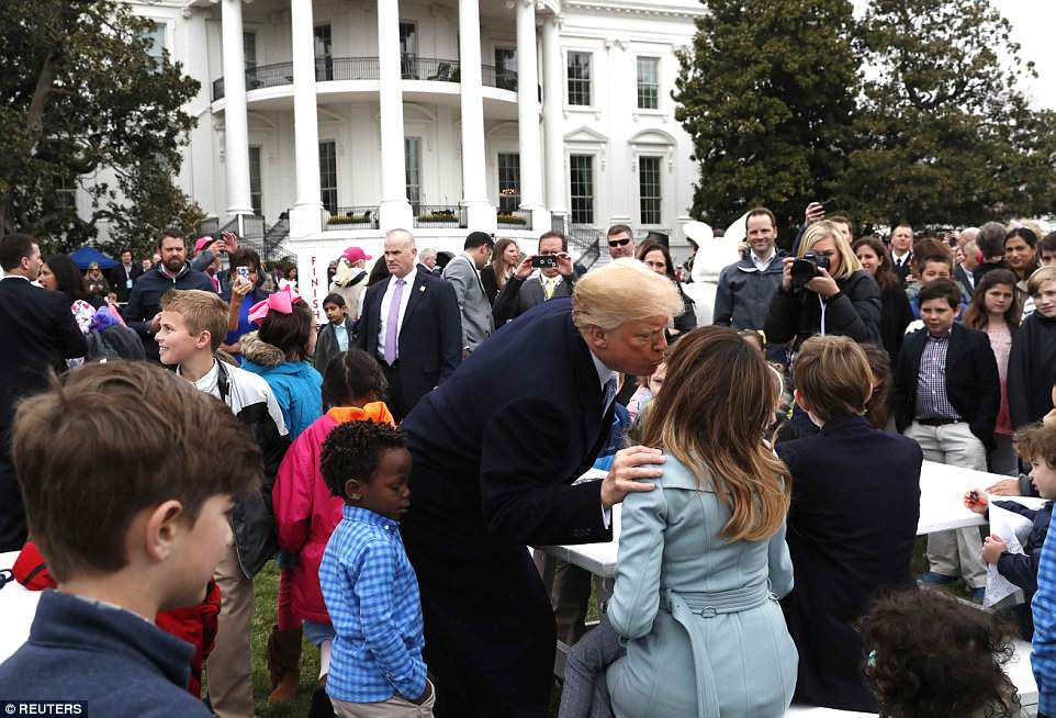 Ông Trump nghiêng người hôn vợ trước đông người
