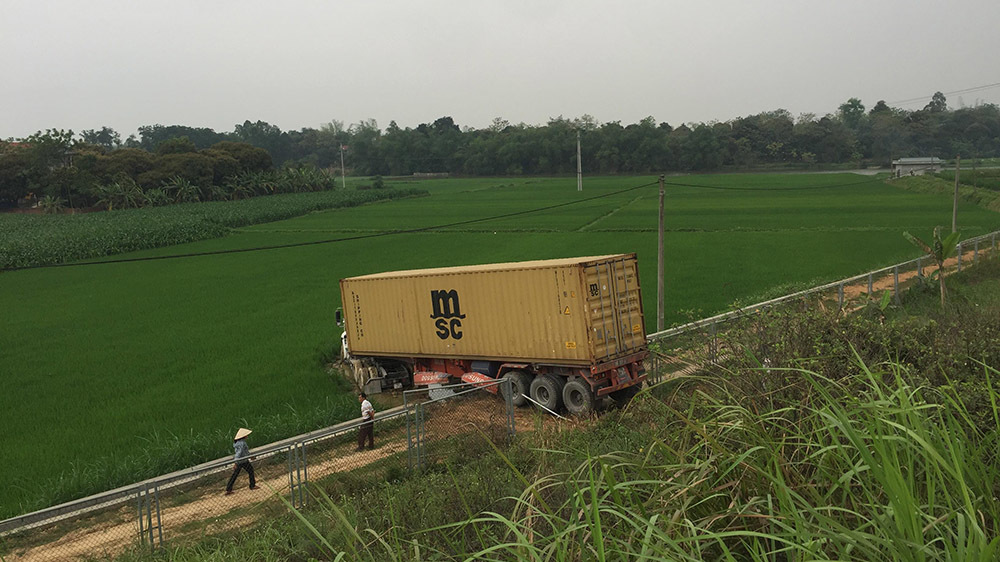 Container lao xuống ruộng trên cao tốc Nội Bài - Lào Cai