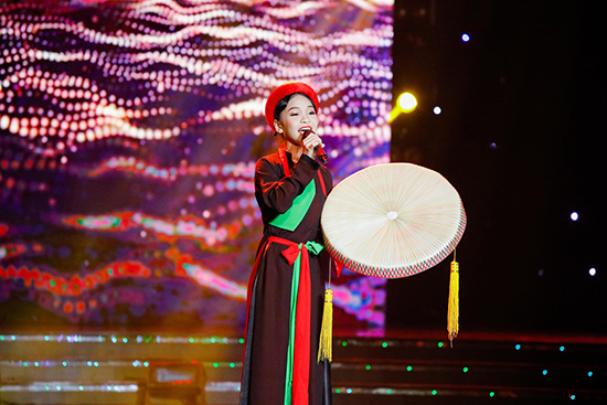 {title} Ốc Thanh Vân, Huỳnh Lập thi nhau múa giành bé gái hát dân ca xuất thần