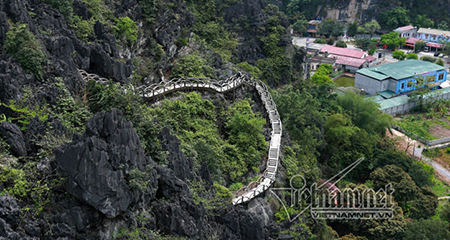 Khoan cắt bê-tông tháo dỡ 'Vạn lý trường thành' ở Tràng An