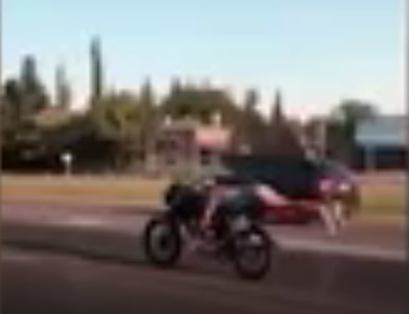 Đùa với thần chết, nằm sấp lái xe máy chạy 128km/h