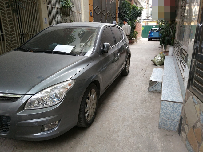 Đỗ xe trong ngõ, lúc quay về tài xế xấu hổ vì mảnh giấy nhắn để lại