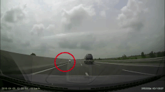 Quý bà băng băng xe máy ngược chiều cao tốc Hà Nội - Hải Phòng