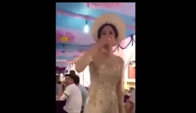 Clip: Khách mời thách cô dâu uống 10 chén rượu mới được nhận phong bì