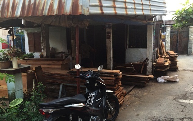 Hành động của chủ cơ sở mai táng khiến người phụ nữ bật khóc