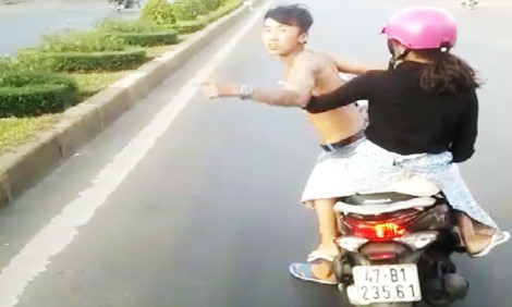 Phạt thanh niên đầu trần chở bạn gái chặn ô tô hơn 6 triệu