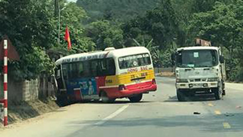 Xe buýt Đông Bắc tông 2 người tử vong