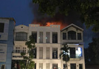 Cửa hàng giữa trung tâm Hà Nội cháy nổ đùng đùng