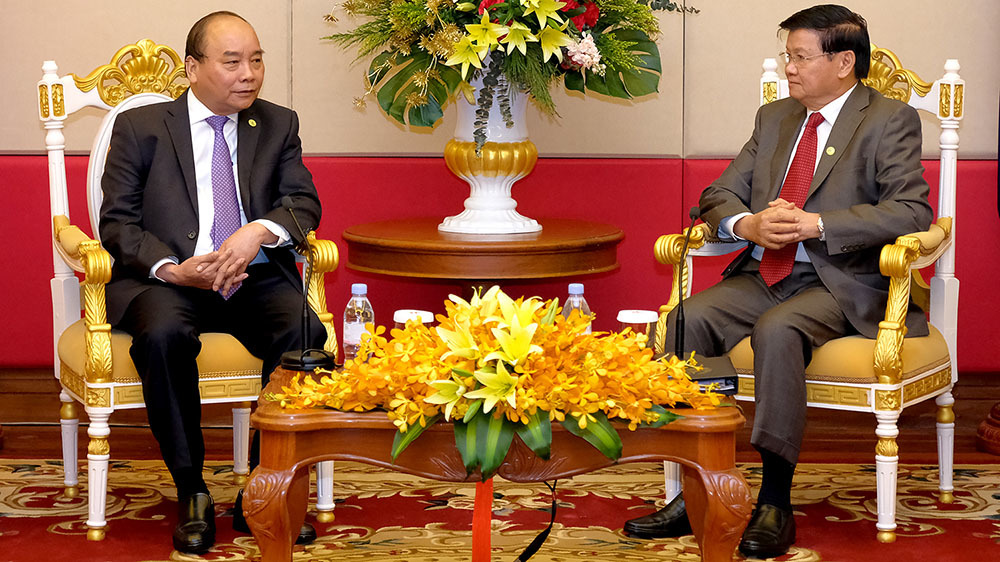 Thủ tướng gặp Thủ tướng Lào bên lề hội nghị MRC