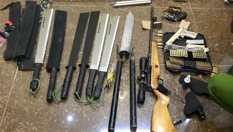 2 cha con bị bắn trước sân ở Đà Lạt, phát hiện cả kho súng đạn