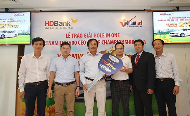 VietNamNet và HDBank trao giải Hole in one trị giá 2 tỷ đồng