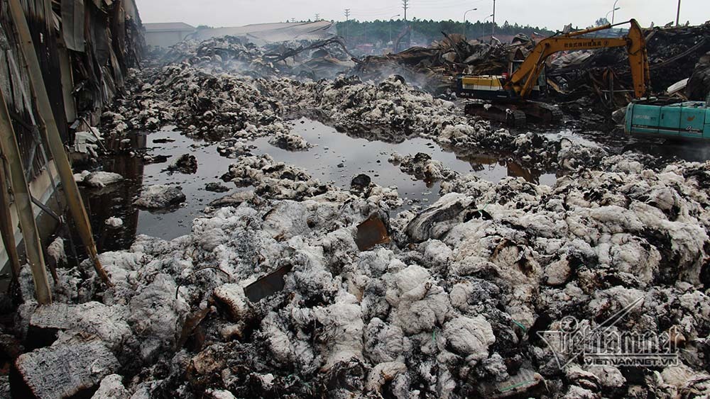 Tan hoang xưởng bông sợi cháy liên tục gần 30 tiếng