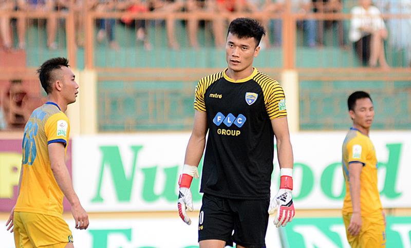 Bùi Tiến Dũng bắt chính, FLC Thanh Hóa vẫn thua đau Khánh Hòa