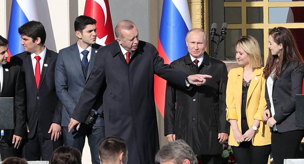 Tổng thống Thổ Nhĩ Kỳ 'giành' người đẹp khi chụp ảnh với ông Putin