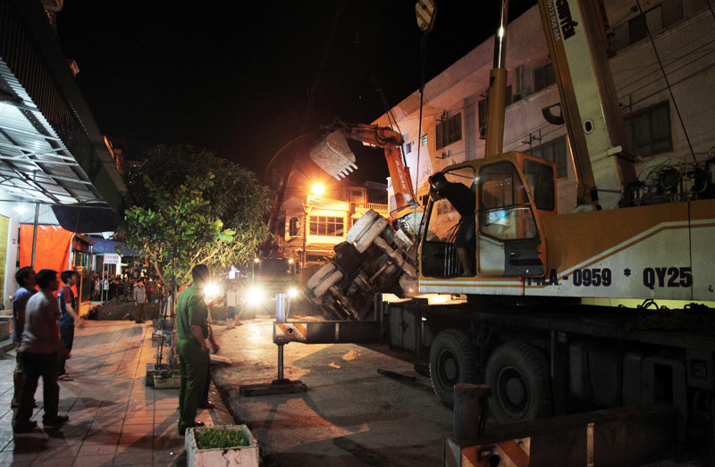 'Hố tử thần' nuốt cùng lúc máy xúc và 2 xe máy ở Quảng Ninh