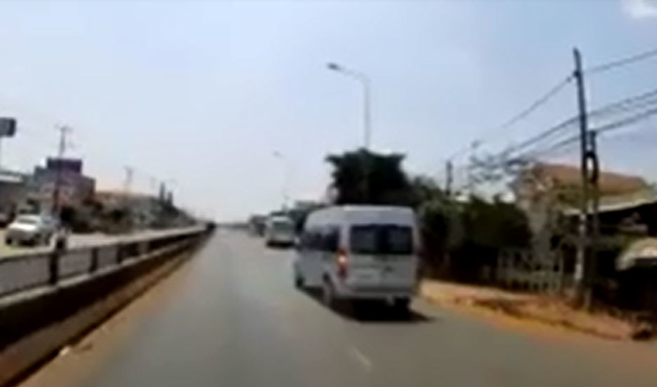 Xe khách quên đóng cửa, lao ra quốc lộ