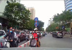 Nữ 'ninja' chạy ngược chiều, bị tài xế ô tô ép lùi trên phố Hà Nội