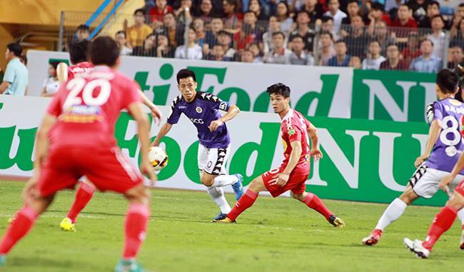 V-League: Chuyện về mặt sân ruộng cày và giấc mơ... Ngoại hạng