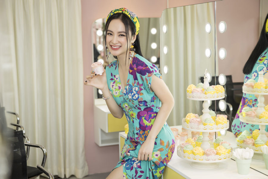 Angela Phương Trinh không hở hang vẫn gợi cảm hết nấc