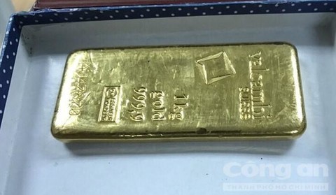 Khách Hàn Quốc giấu 1kg vàng trong sạc pin điện thoại