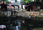 Hà Nội: Nghẹt thở sống cạnh khúc sông đặc quánh nước thải