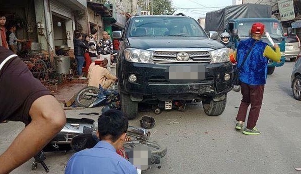 Hà Nội: Ô tô đâm liên tiếp 3 xe máy, 1 người chết