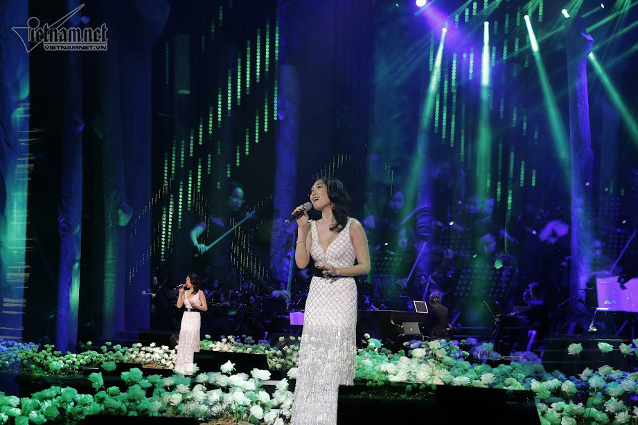 Mỹ Tâm hát 'Tình em ngọn nến'