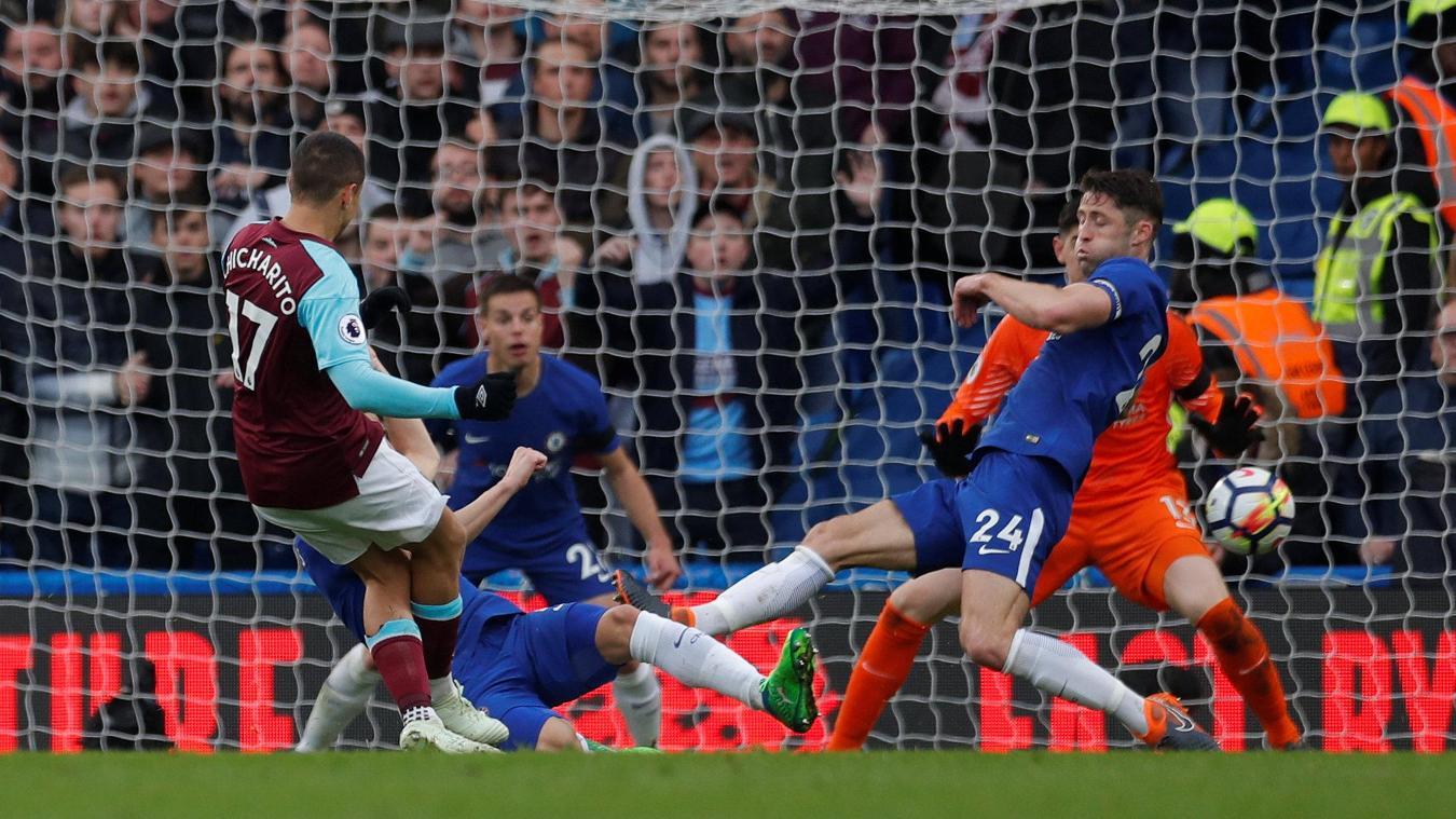 Chicharito xé lưới Courtois, West Ham khiến Chelsea khóc hận
